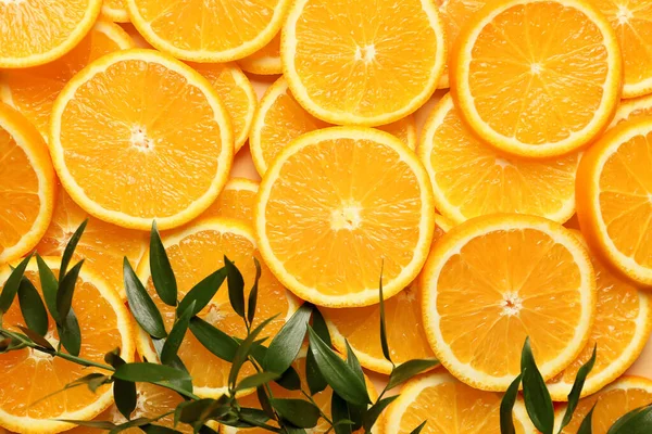 Trozos Naranjas Frescas Con Hojas Verdes Como Fondo — Foto de Stock