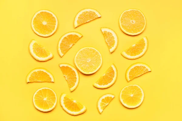 Tranches Oranges Fraîches Sur Fond Couleur — Photo