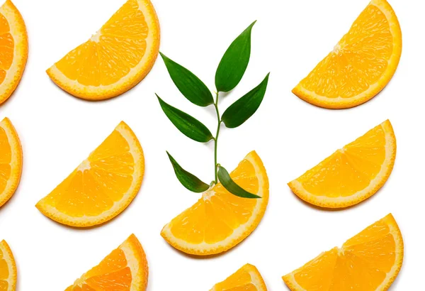 Skivor Färska Apelsiner Med Gröna Blad Vit Bakgrund — Stockfoto