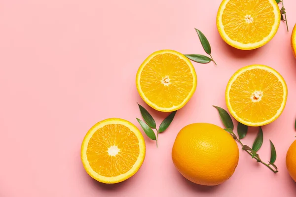 Oranges Fraîches Avec Des Feuilles Vertes Sur Fond Couleur — Photo