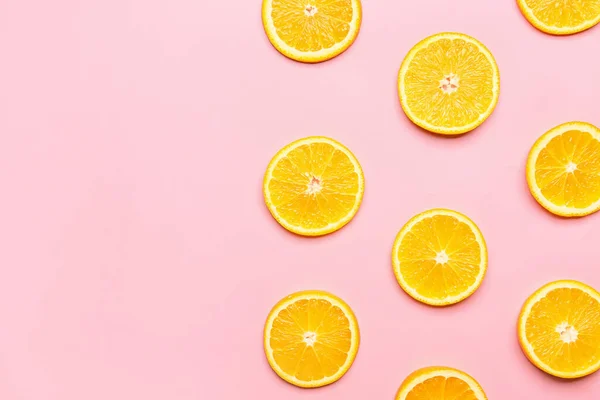 Шматочки Свіжих Апельсинів Кольоровому Фоні — стокове фото