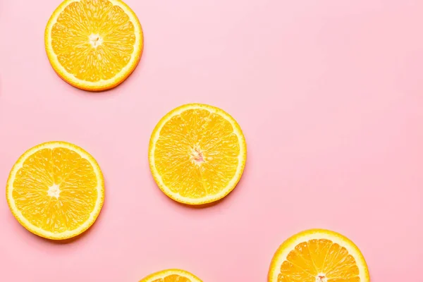 Шматочки Свіжих Апельсинів Кольоровому Фоні — стокове фото