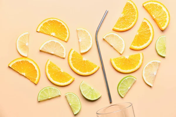 Arka planda cam ve kokteyl kamışlarıyla turunçgilleri kes