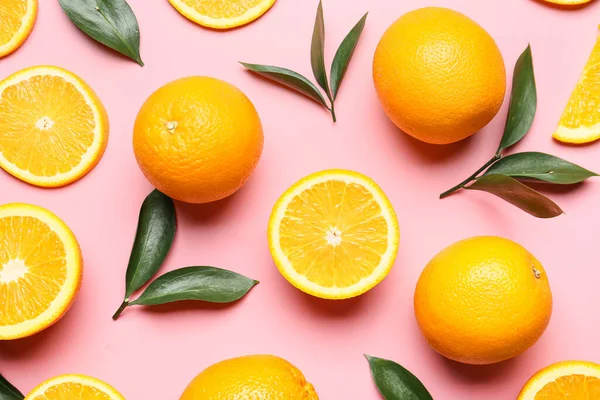Свіжі Апельсини Зеленим Листям Кольоровому Фоні — стокове фото
