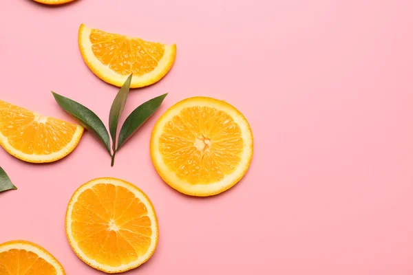 Tranches Oranges Fraîches Avec Des Feuilles Vertes Sur Fond Couleur — Photo