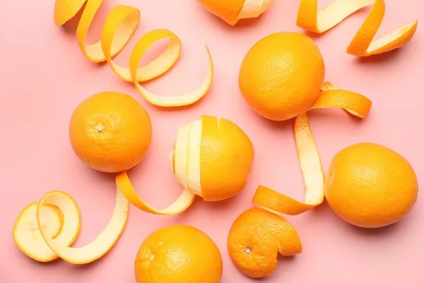 Свіжі Апельсини Шкіркою Кольоровому Фоні — стокове фото
