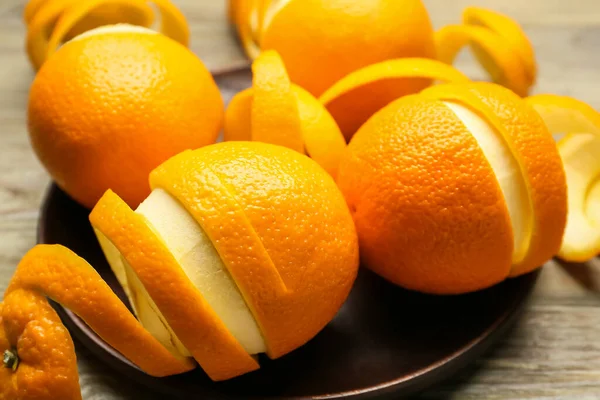 Naranjas Frescas Con Piel Sobre Fondo Madera — Foto de Stock