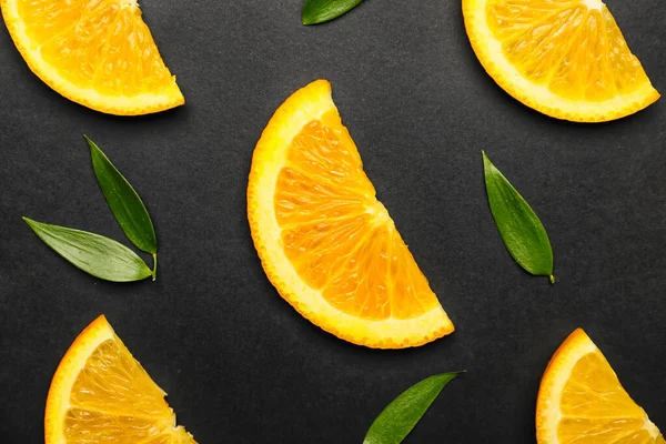 Slices Fresh Oranges Green Leaves Dark Background — Stock Photo, Image