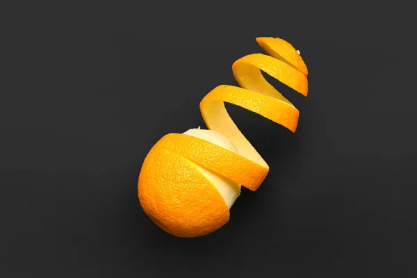 Свіжий Апельсин Шкіркою Темному Фоні — стокове фото