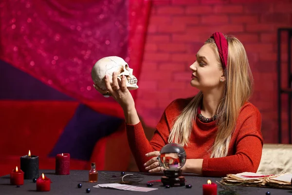 Fortune Teller Het Lezen Van Toekomst Aan Tafel — Stockfoto