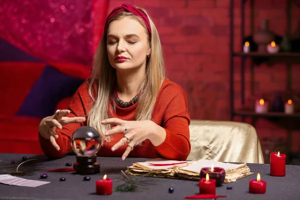 Fortune Teller Het Lezen Van Toekomst Aan Tafel — Stockfoto