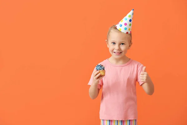 Menina Bonito Com Cupcake Aniversário Mostrando Thumb Fundo Cor — Fotografia de Stock