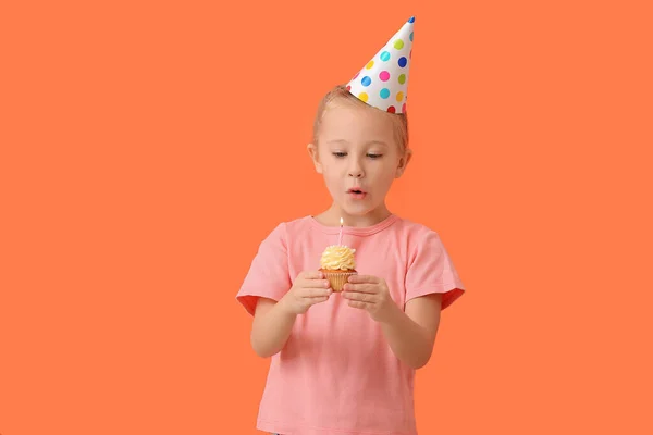 Menina Bonito Com Cupcake Aniversário Fundo Cor — Fotografia de Stock