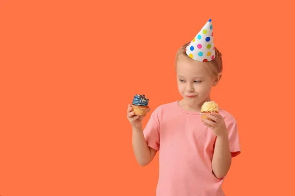 Roztomilé Holčička Narozeninovými Cupcakes Barevném Pozadí — Stock fotografie