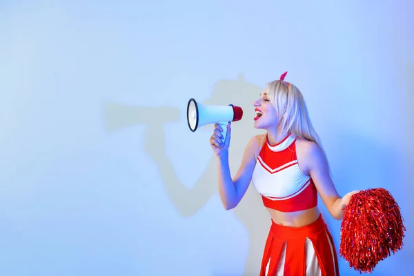 Renkli Arka Planda Megafonu Olan Güzel Bir Amigo Kız — Stok fotoğraf