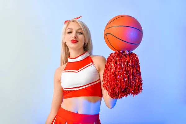 Cheerleader Cantik Dengan Bola Latar Belakang Warna — Stok Foto