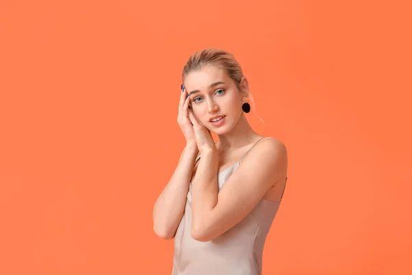 Mujer Joven Moda Sobre Fondo Color — Foto de Stock