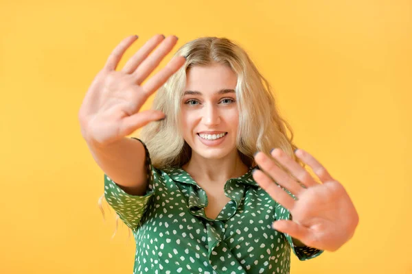 Modieuze Jonge Vrouw Kleur Achtergrond — Stockfoto