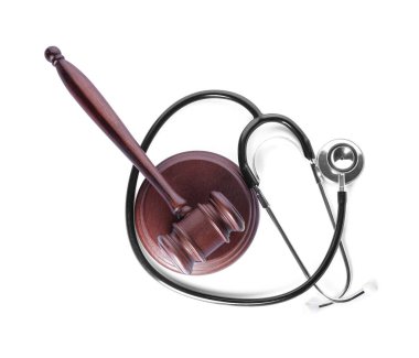 Yargıç Tokmak ve steteskop beyaz arka planda. Sağlık reformu kavramı