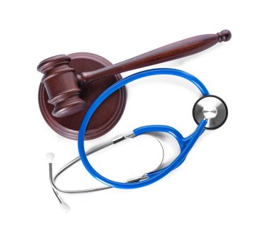 Yargıç Tokmak ve steteskop beyaz arka planda. Sağlık reformu kavramı