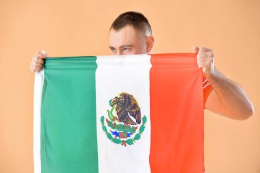 Geçmişinde Meksika bayrağı olan genç bir adam.