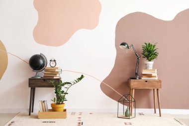 Odasında renk duvarı olan ahşap komodinlerden.