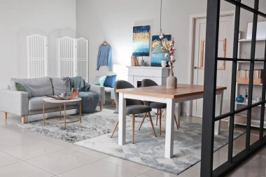 Şömineli modern odanın içi.