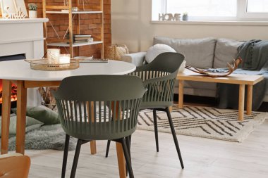 Yemek masası olan modern bir oda.