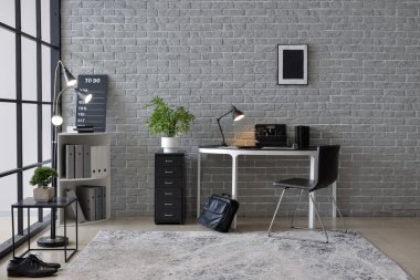 Rahat iş yeri olan şık bir iç mekan.