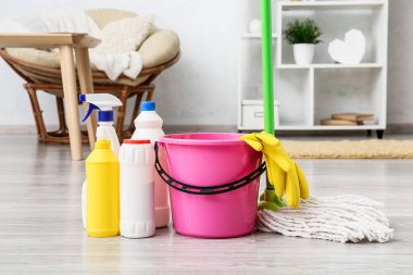 Odada temizlik malzemeleri var.