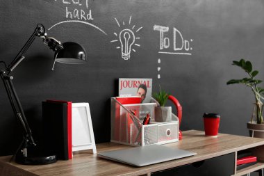 Modern organizatör ve dizüstü bilgisayar odanın içindeki masada.