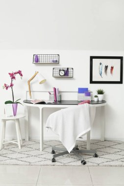 Rahat işyeri olan modern odanın içi