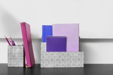 Modern organizatörler ışık duvarının yanındaki masada.