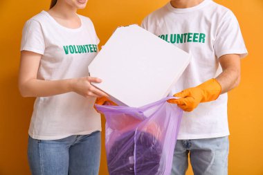 Renkli arka planda çöpü olan gönüllüler