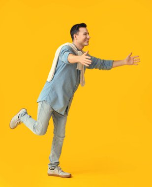 Genç adam sarıImak için kollarını araladı.