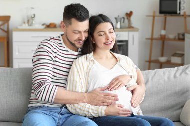 Evdeki güzel hamile çift.