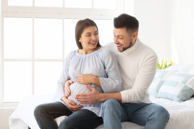 Evdeki güzel hamile çift.