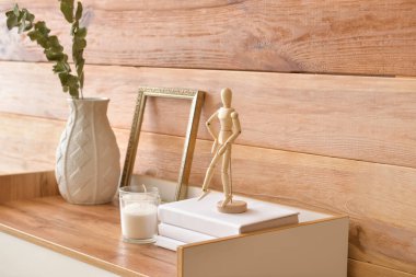 Süslü dekorlar ve kitaplarla dolu bir oda.