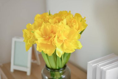 Rafta güzel çiçekli vazo, yakın plan.