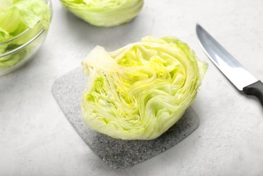 Buzdağı kıvamında kıvırcık salata, yakın plan.