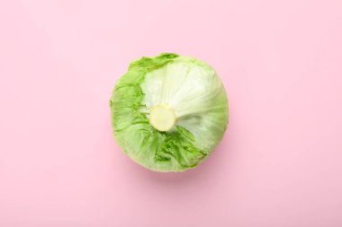 Renkli arkaplanda buzdağı marulu