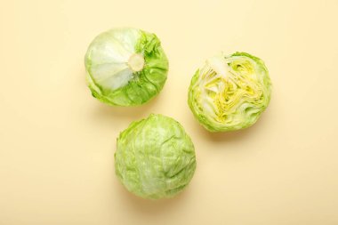 Renkli arkaplanda buzdağı marulu