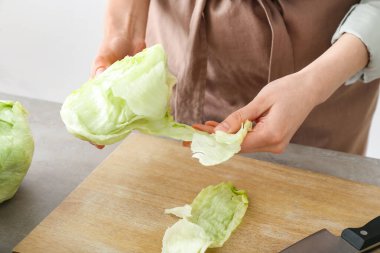 Hafif arka planda salatalı bir kadın.