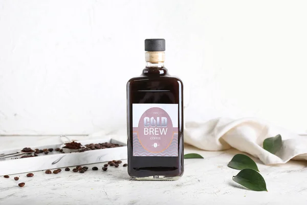Flasche Kaltes Gebräu Kaffeebohnen Und Pulver Auf Hellem Hintergrund — Stockfoto