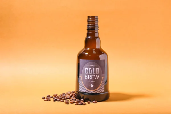 冷たいビールとコーヒー豆のボトルの色の背景 — ストック写真