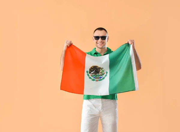 Молодой Человек Мексиканским Флагом Цветном Фоне — стоковое фото