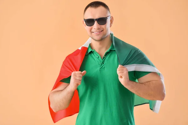 Joven Con Bandera Mexicana Sobre Fondo Color — Foto de Stock