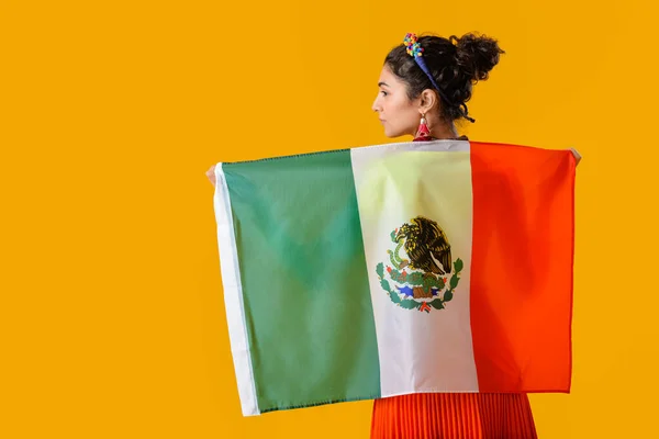 Jovem Mulher Bonita Com Bandeira Mexicana Fundo Cor — Fotografia de Stock