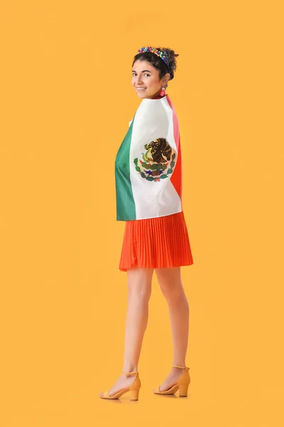 Jeune Belle Femme Avec Drapeau Mexicain Sur Fond Couleur — Photo