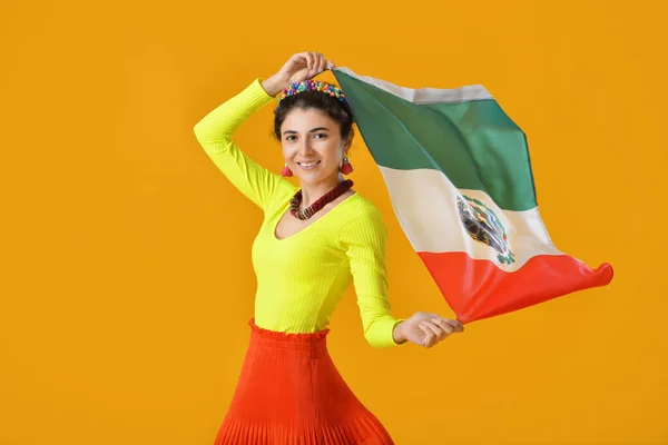 Geçmişinde Meksika Bayrağı Olan Genç Güzel Bir Kadın — Stok fotoğraf